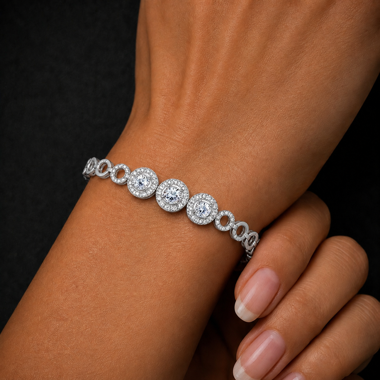Moissanite Openwork Circle Bracelet